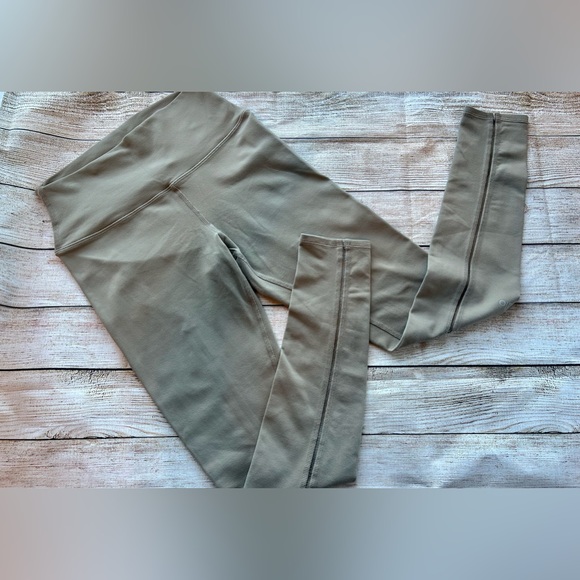 SOLD🔴ALO Yoga Dash Leggings in Gravel - Picture 3 of 11